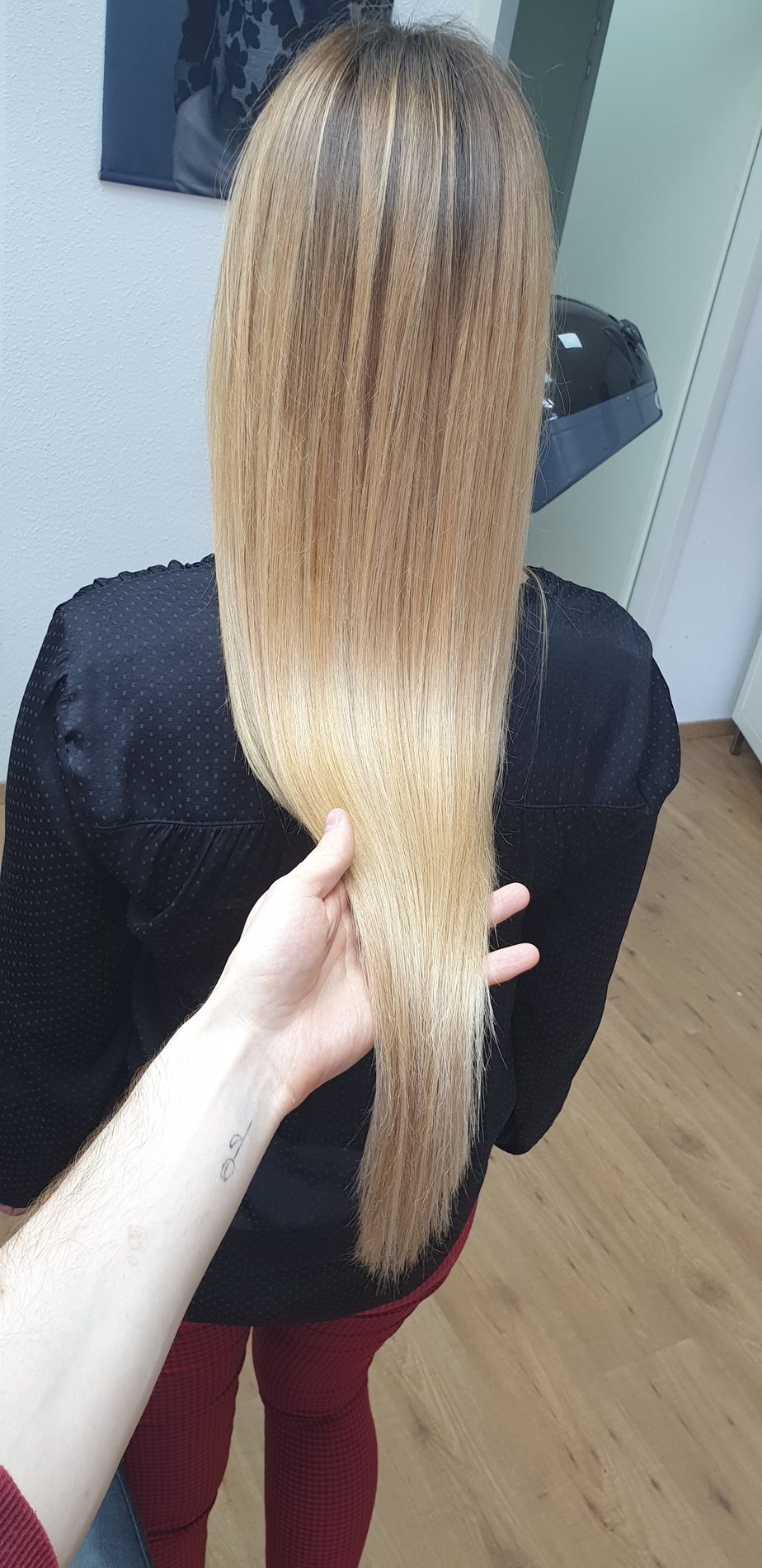 Lang blond haar met een lichte ombre, uitgestreken in de salon